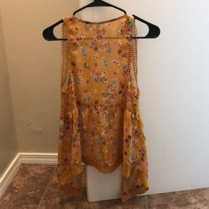 flowers shirt idk what is called 🤷🏻‍♀️size S